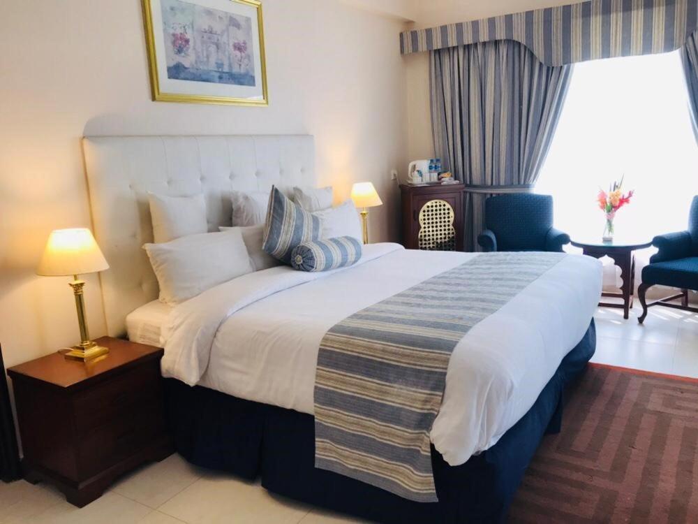Beach Luxury Hotel Karachi Esterno foto