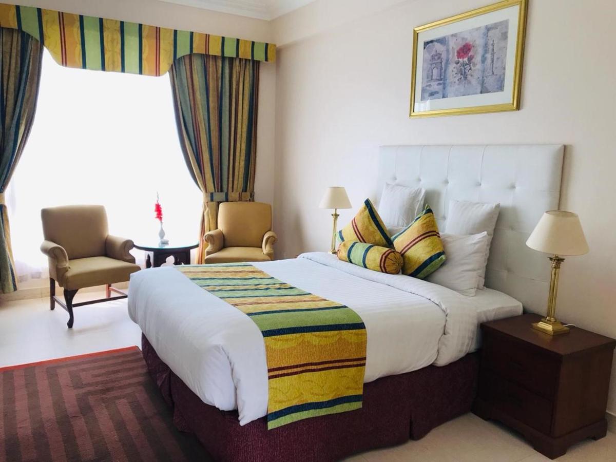 Beach Luxury Hotel Karachi Esterno foto