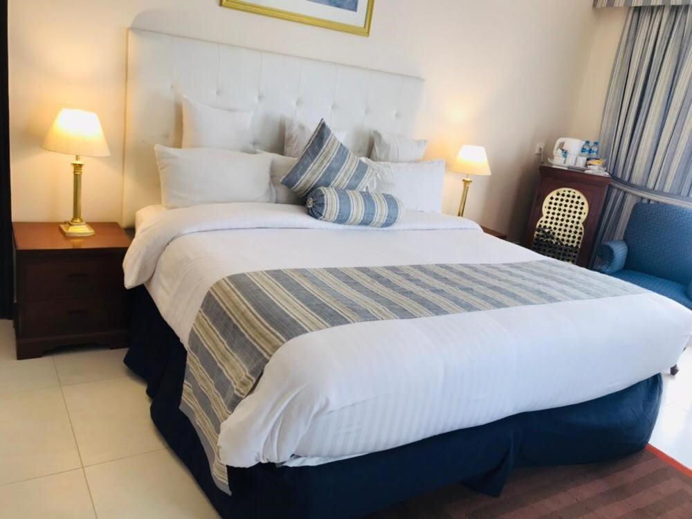 Beach Luxury Hotel Karachi Esterno foto