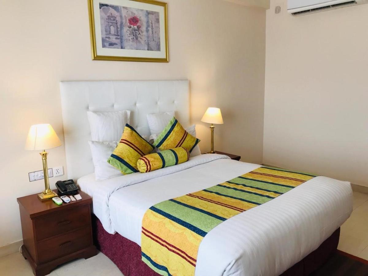 Beach Luxury Hotel Karachi Esterno foto