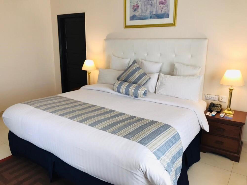Beach Luxury Hotel Karachi Esterno foto