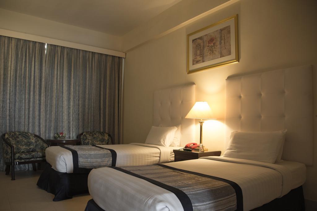 Beach Luxury Hotel Karachi Esterno foto