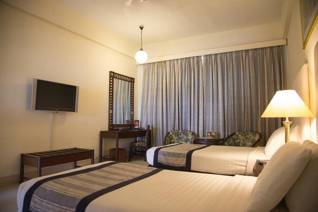 Beach Luxury Hotel Karachi Esterno foto