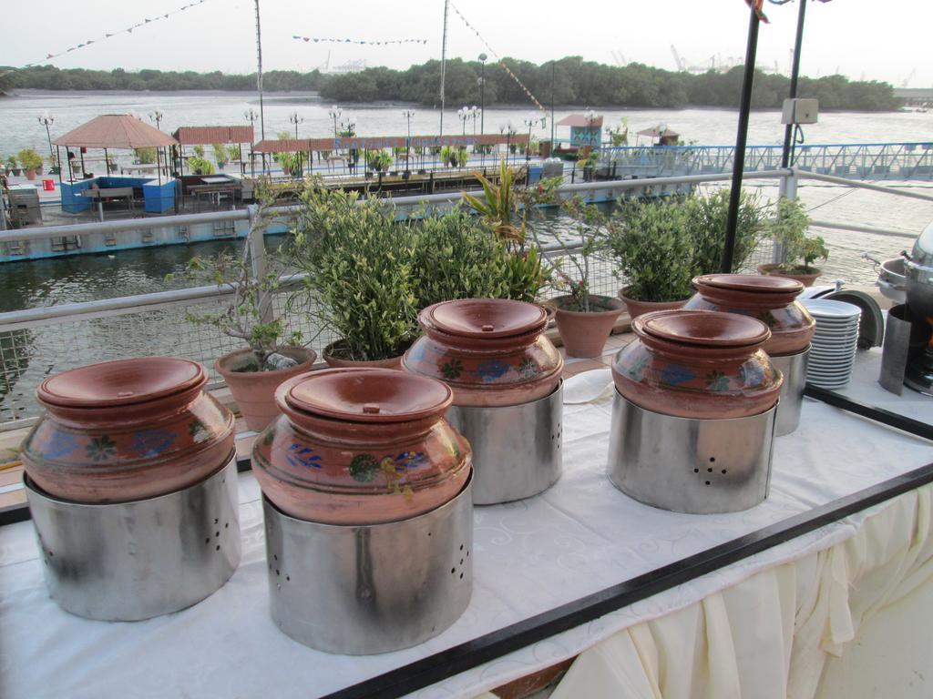 Beach Luxury Hotel Karachi Esterno foto