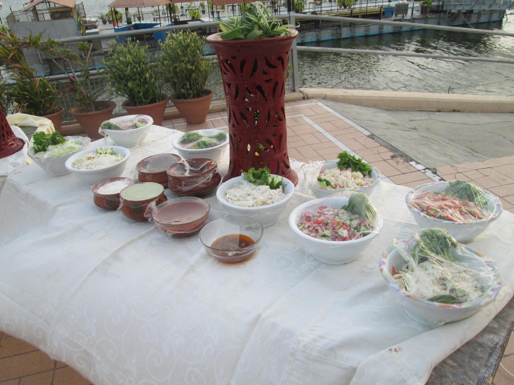 Beach Luxury Hotel Karachi Esterno foto