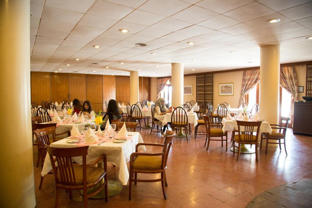 Beach Luxury Hotel Karachi Esterno foto