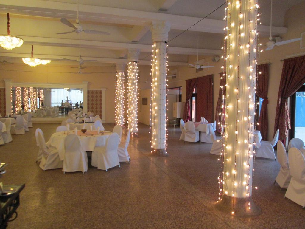 Beach Luxury Hotel Karachi Esterno foto