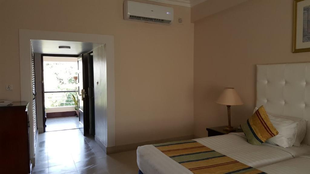 Beach Luxury Hotel Karachi Esterno foto